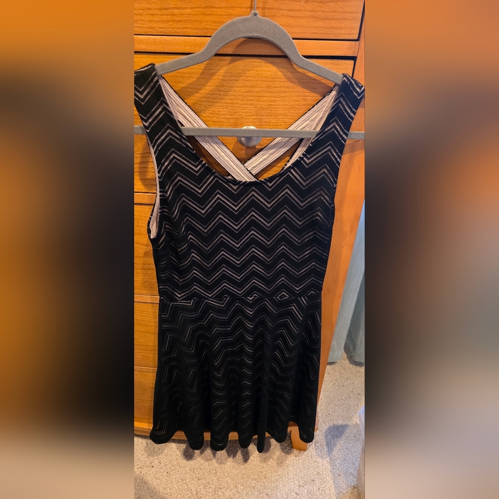 👗 Candie's Juniors Classic Chevron Pattern Black Dress, Strappy Back,M,LikeNew